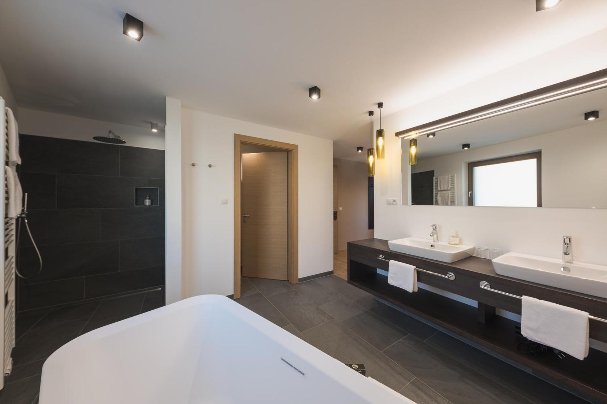 Oliven- & Genusshotel Hirzer Schenna Pokoj fotografie