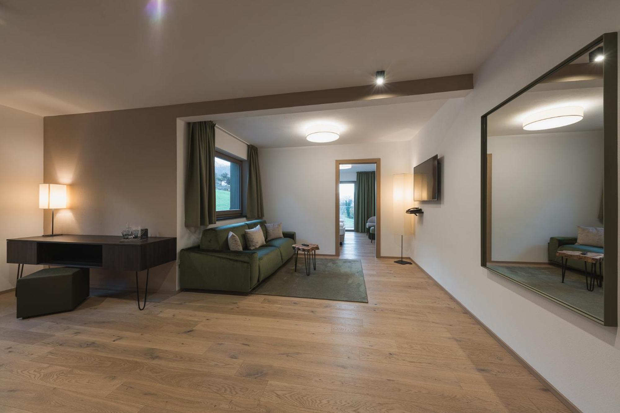 Oliven- & Genusshotel Hirzer Schenna Pokoj fotografie